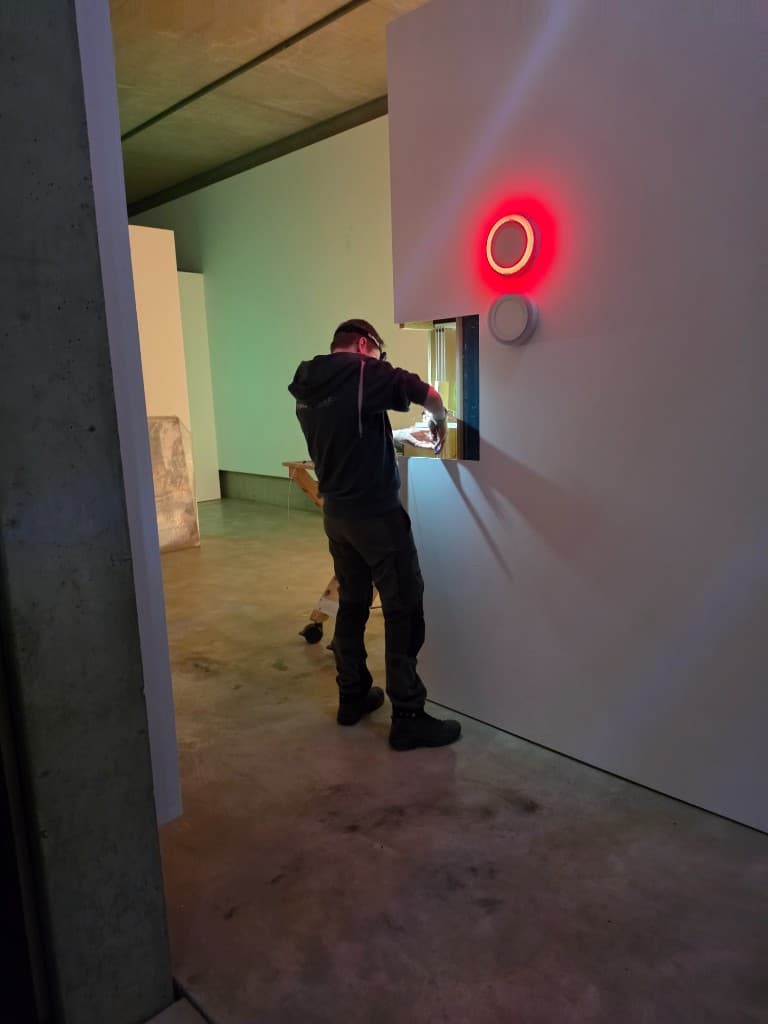 Interaktives Lichtobjekt in einer Museumswand