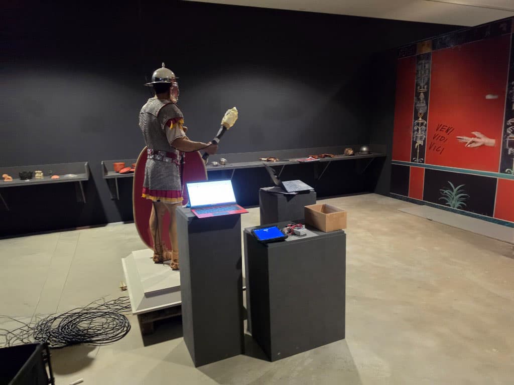 Aufbau einer Museumsszene mit römischer Figur